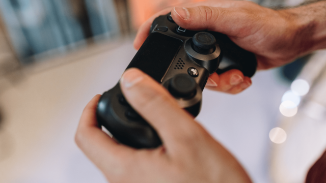 Une console de jeu pour illustrer la diffรฉrence entre la franchise et la start-up.