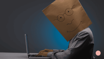 Un homme masquรฉ pour illustrer les 5 enseignements ร retenir de l'รฉmission Patron incognito