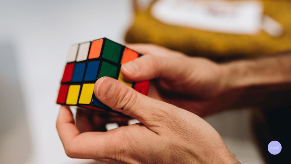 Photo d'un rubix cube pour illustrer lareconversion professionnelle et plus précisément la reconversion en franchise.