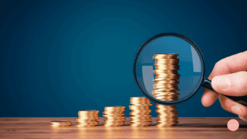 Des montagnes de piรจces pour illustrer les notions de royalties et de redevance.