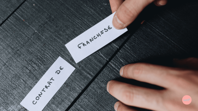 Des รฉtiquettes contrat de franchise pour illustrer les 6 attitudes ร adopter.