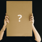 Photo d'un point d'interrogation qui cache un visage pour illustrer la question du profil type d'un franchisé