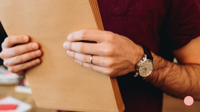 Photo de mains tenant un dossier pour illustrer les 3 documents indispensables pour crรฉer une franchise.