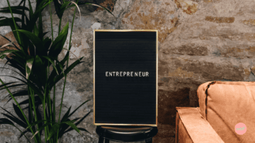 Un tableau noir pour illustrer les 13 citations inspirantes de films cultes sur lโentrepreneuriat.