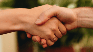 Une poignรฉe de main pour illustrer le principe du commerce coopรฉratif et associรฉ.