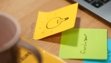 Un post it d'idรฉe pour illustrer la franchise hรดtel en 2023.