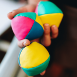 Des balles de jonglages pour illustrer l'idée de reprise de franchise.