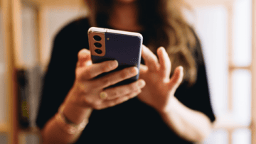 Un tรฉlรฉphone pour illustrer l'implication des franchisรฉs dans les associations de commerรงants.