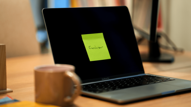 Un ordinateur ouvert avec un post it sur l'รฉcran. Pour illustrer l'idรฉe de devenir franchisรฉ.