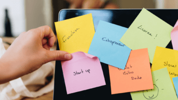Photos de post-its pour illustrer les diffรฉrences entre la start-up et la franchise.