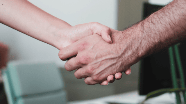 Poignรฉe de main pour illustrer la peฬnurie de main d'oeuvre.