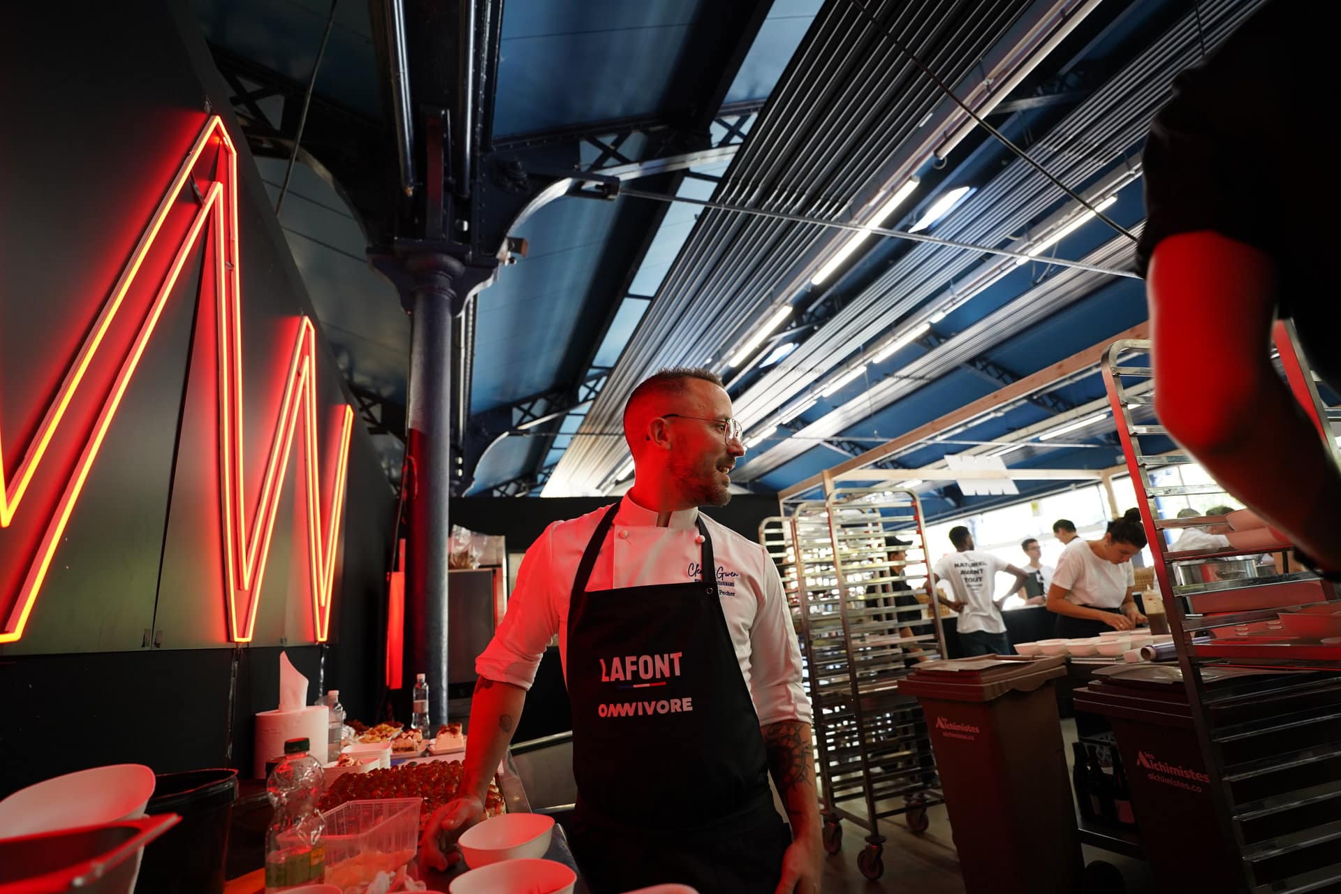 Démonstration sur scène d'un chef lors du Sirha Omnivore Paris 2023.