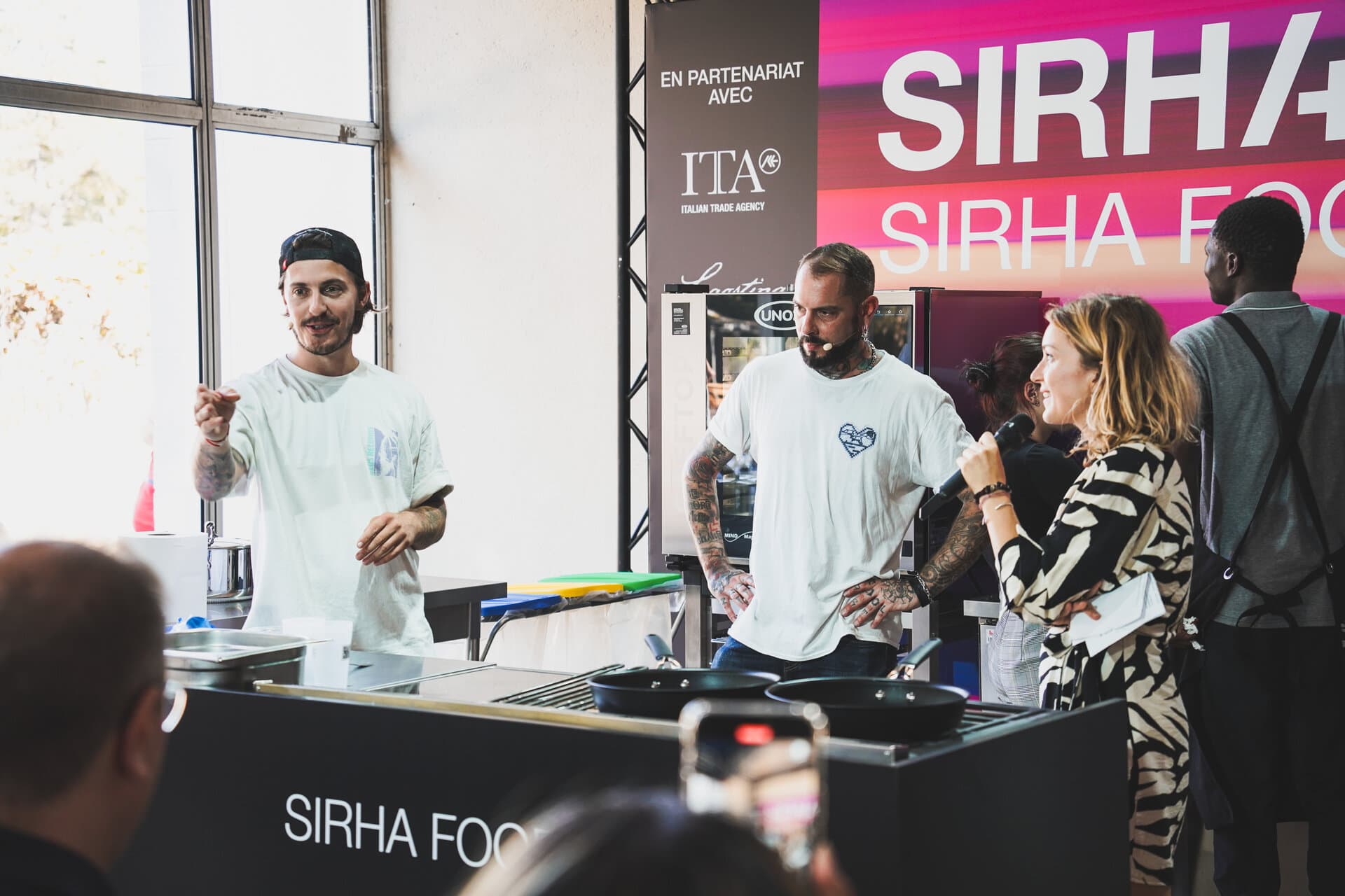 Démonstration sur scène d'un chef lors du Sirha Omnivore Paris 2023.