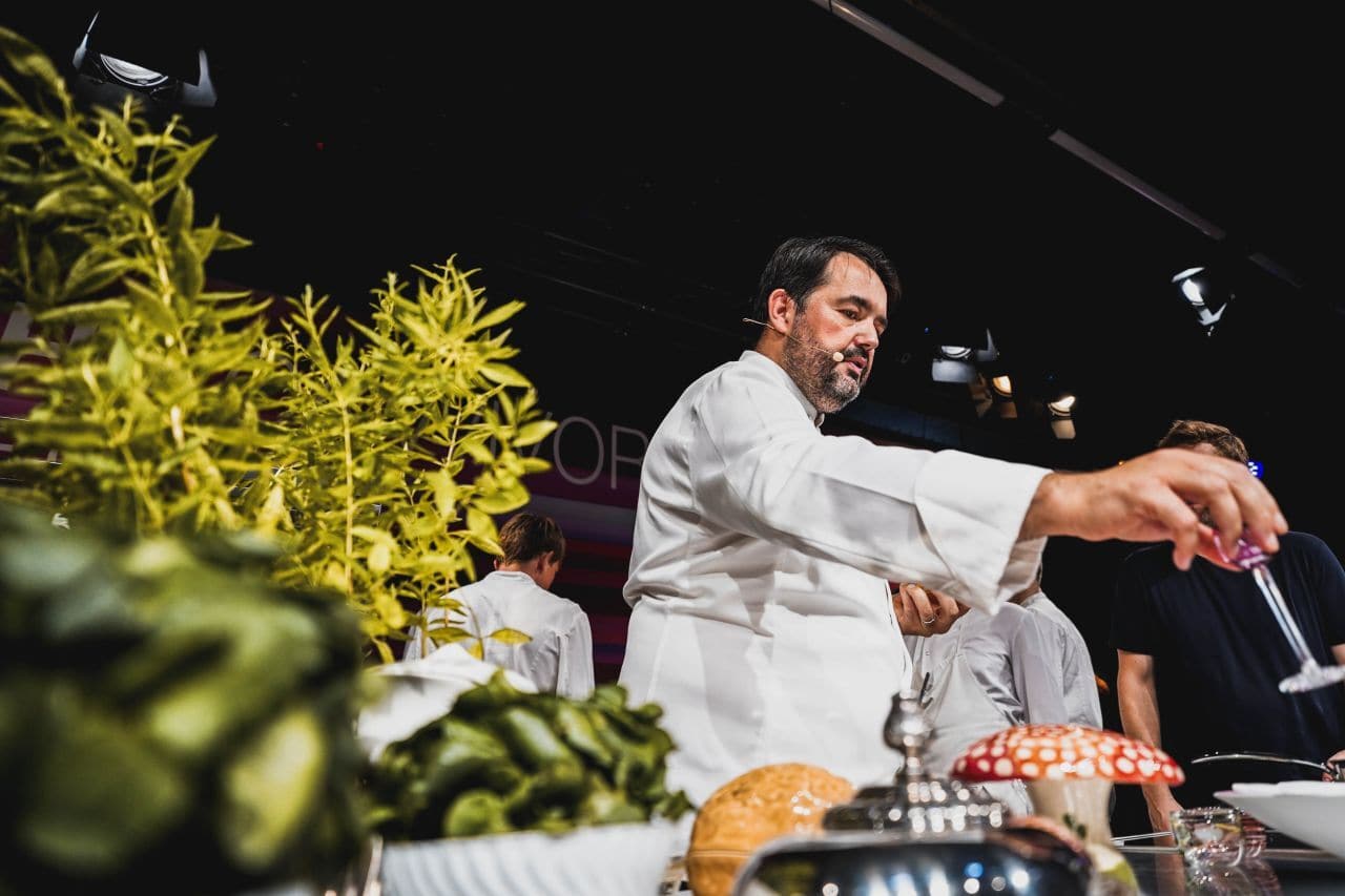 Démonstration sur scène d'un chef lors du Sirha Omnivore Paris 2023.