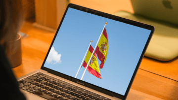 Deux drapeaux espagnols pour illustrer la prรฉsence des franchises franรงaises en Espagne.