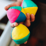 Balles de jonglage pour illustrer le concept de multitasking.