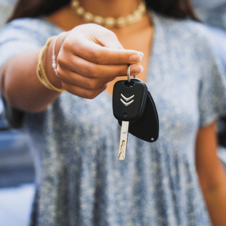 Des clés pour illustrer l'ouverture d'une station de lavage auto en franchise.