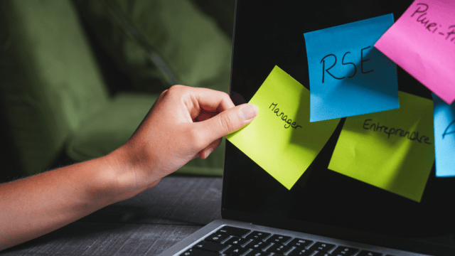 Post it pour parler Franchise et son modeฬle de management