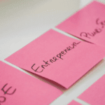 Des postit pour illustrer les profils d'entrepreneurs en franchise.