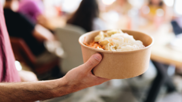 Un repas du midi payé avec un ticket restaurant