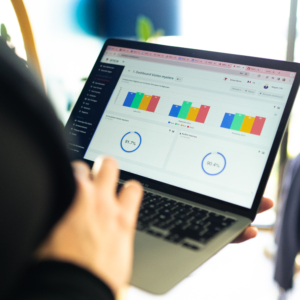 Ordinateur avec des diagrammes du site SMICE