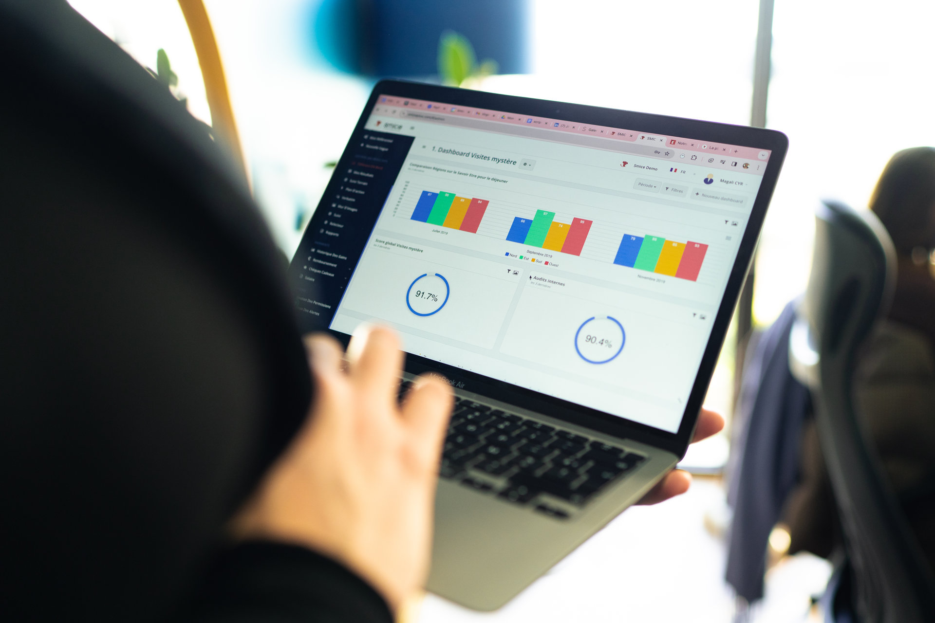 Ordinateur avec des diagrammes du site SMICE