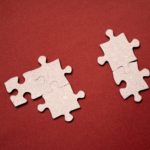 Des pièces de puzzle pour illustrer les coopératives qui rachètent des franchises.