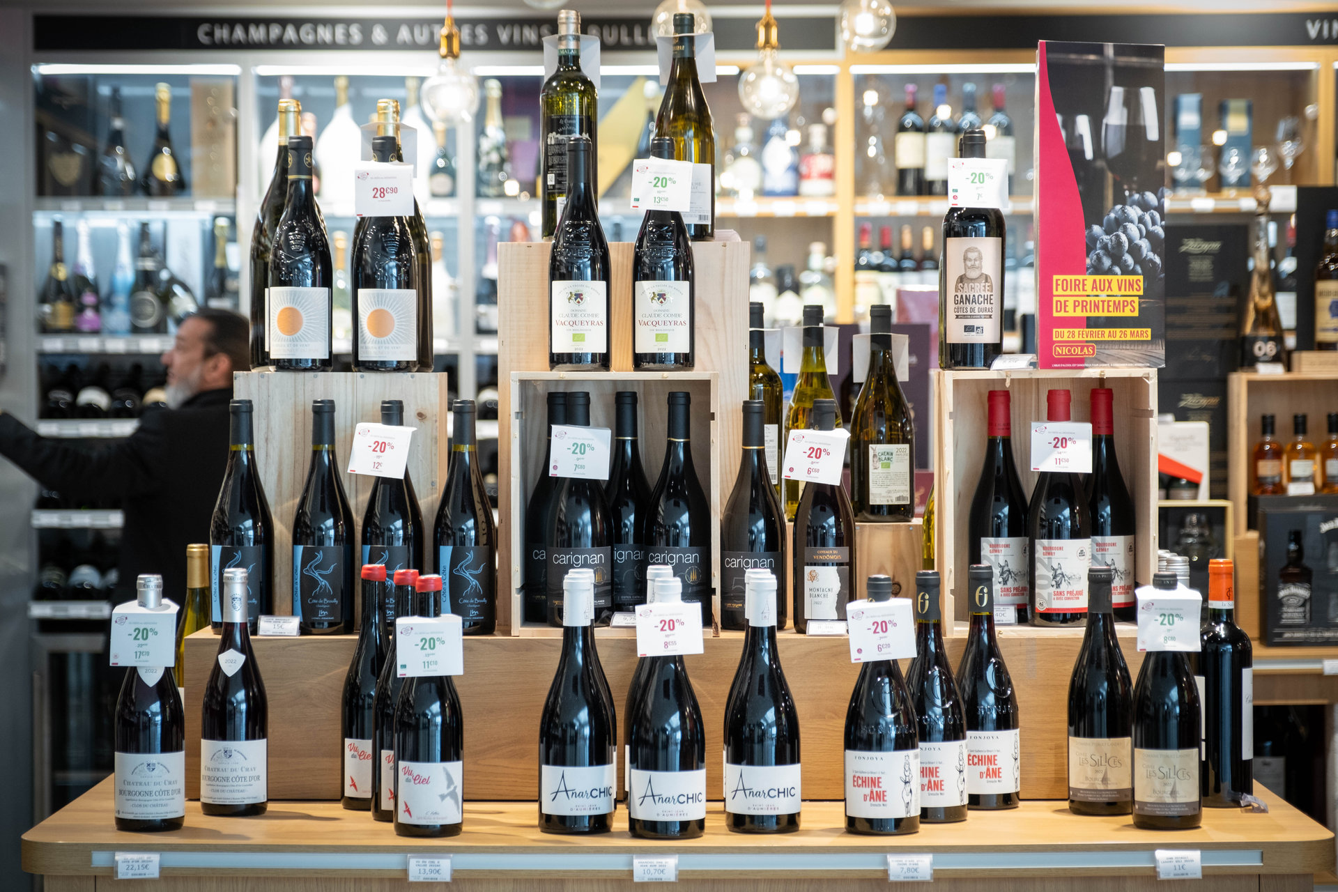 Bouteilles de vin exposées dans une Franchise Nicolas