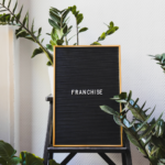 Un panneau indiquant le mot franchise.