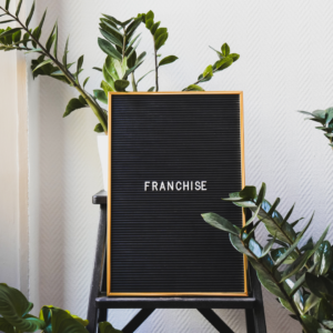 Un panneau indiquant le mot franchise.