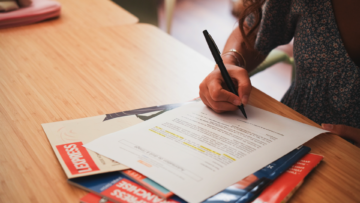 Personne qui รฉcrit