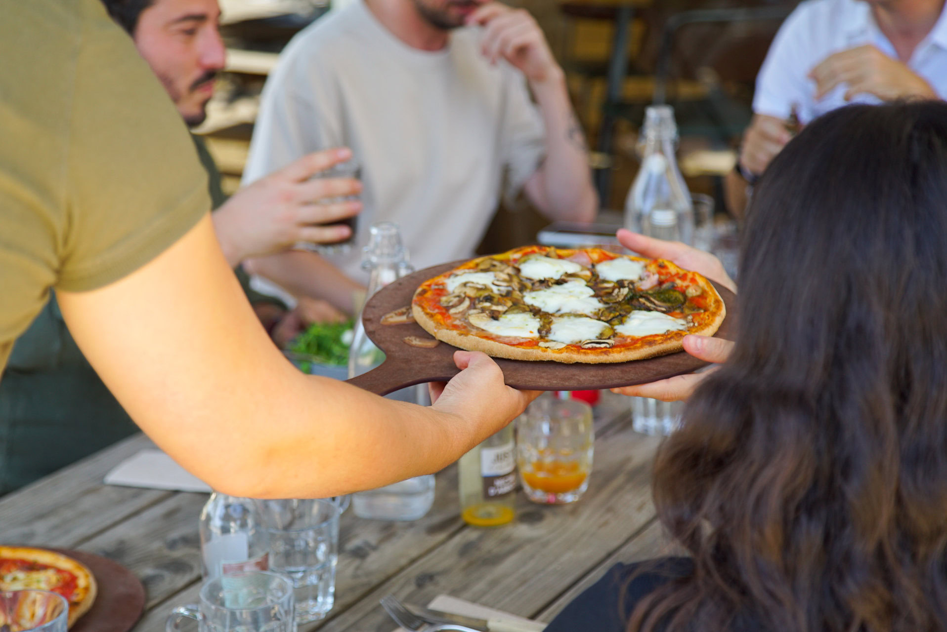 Pizza servi sur un plateau en bois