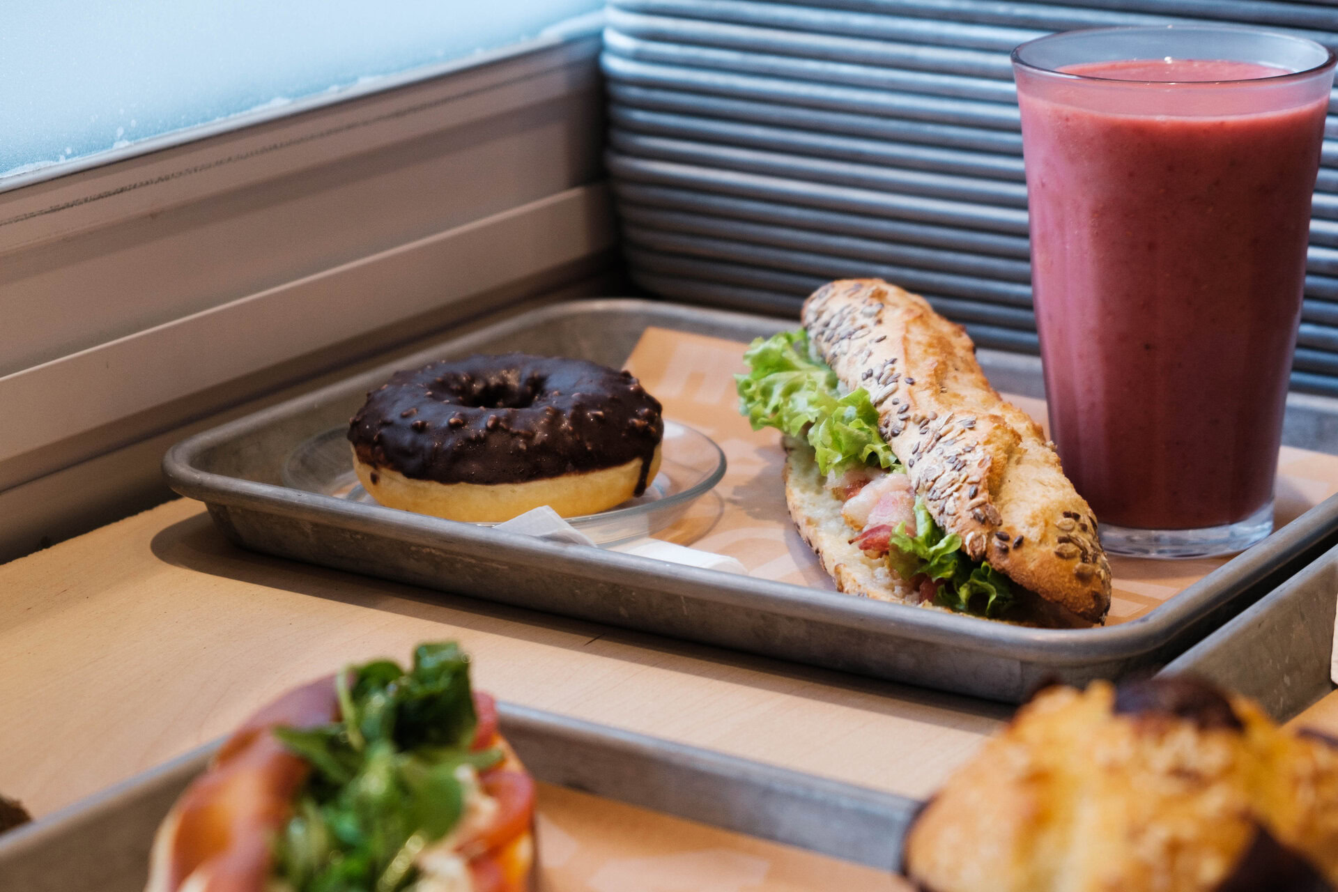 Plateau avec un sandwich et un dessert
